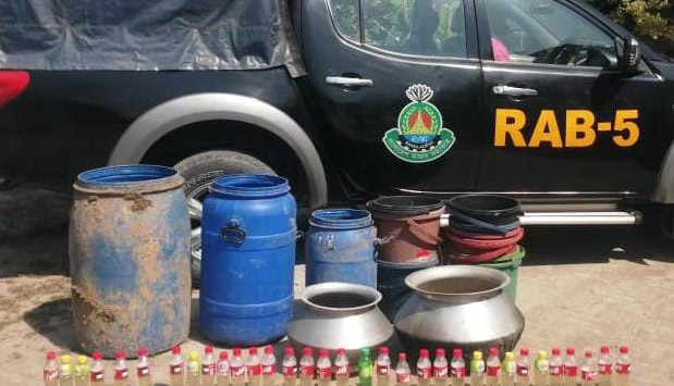 চাঁপাইনবাবঞ্জে ১০৩০ লিটার চোলাইমদসহ গ্রেপ্তার ২